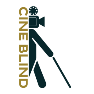 Logo ciné blind. Il s'agit d'un logo noir sur fond blanc, composé d'une icône et de texte. L'icône représente une silhouette noire stylisée d'une personne déficiente visuelle se déplaçant vers la droite avec une canne dans la main droite et une caméra de cinéma à la place de la tête. La caméra est dirigée dans le sens de la marche. Une bobine de film est visible au-dessus. Le texte "ciné blind", en majuscules, est placé verticalement à gauche de l'icône. La silhouette est partielle et ciné blind la complète en remplaçant la deuxième bobine par la lettre C, le dos et la main gauche par le reste du mot ciné et la jambe droite par le mot blind.